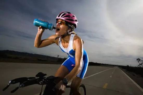 运动饮料对胃有害吗,运动饮料到底是什么