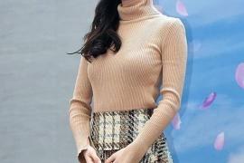 韩国“国民初恋”裴秀智高领毛衣穿出潮范