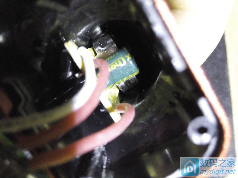 拆一个自带充电线的充电宝,拆一个快充充电器