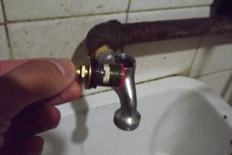 水龙头拧紧漏水怎么解决,家里水龙头漏水怎么修视频