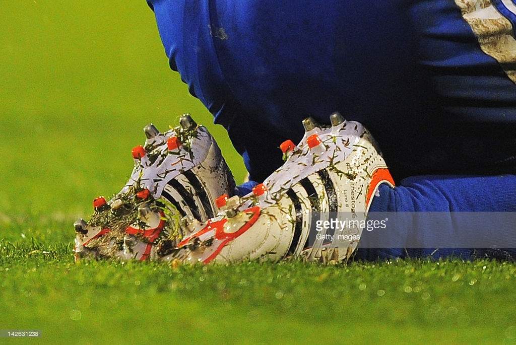 阿迪达斯足球球鞋测评,足球鞋选择nike还是阿迪达斯