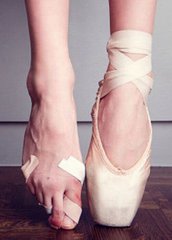 球员脚扭伤队医治愈,足球运动员脚踝扭伤治疗