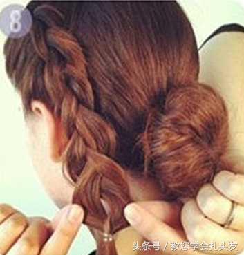 一款简单易学的长发花苞头扎法