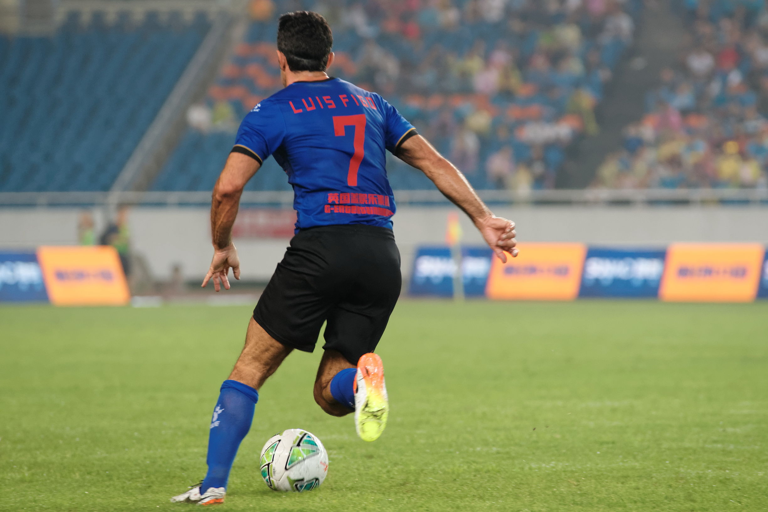 足球元老蓝白对抗赛,南美vs欧洲全明星足球盛宴