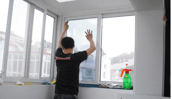 拿什么擦门窗玻璃不起水雾,怎么打扫玻璃窗没有灰尘