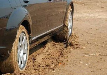 车子轮胎陷进泥地怎么开出来,汽车陷进泥里怎么出来