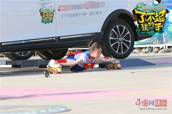 《了不起的孩子》昆凌被吓哭轮滑女孩车底飙速
