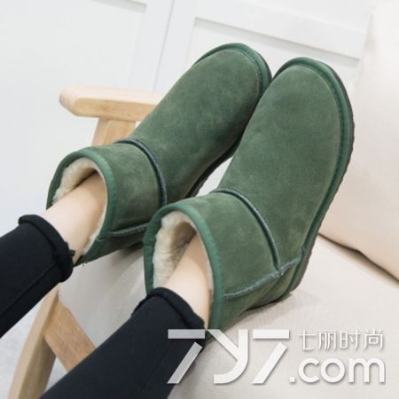 雪地靴应该买大还是买小,雪地靴买低筒的中筒的