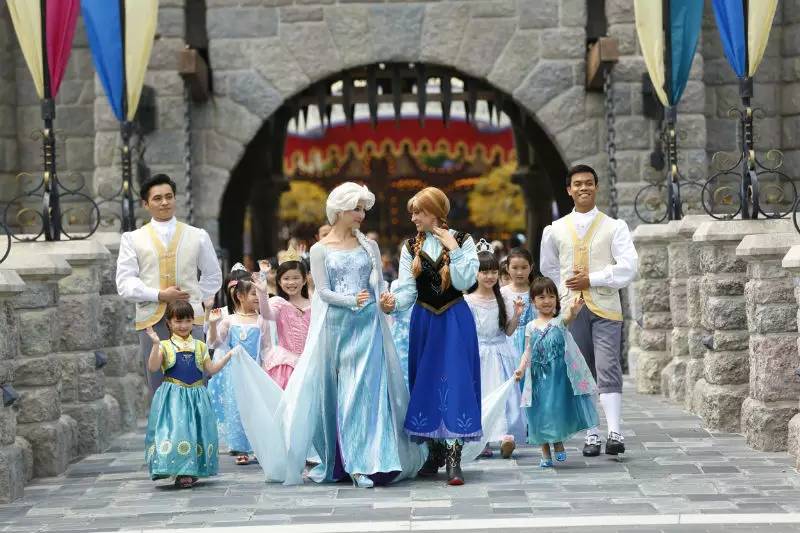 像孩子去游乐园一样开心,像个孩子去旅游