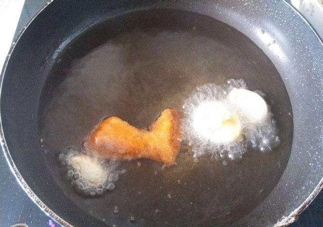 炸过鱼的油怎么处理不腥,炸过的油如何变清澈变香