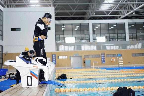 体育微型课游泳,二年级体育公开课攀岩