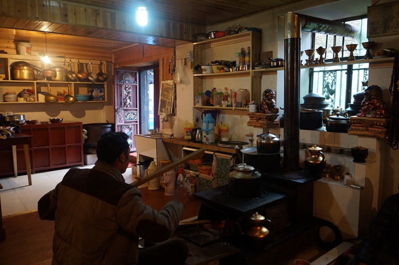 佩服自己，我在亚丁冒雨溯溪央迈勇到牛奶海