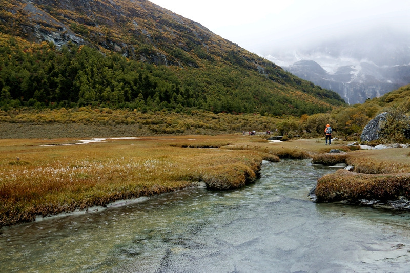 佩服自己，我在亚丁冒雨溯溪央迈勇到牛奶海