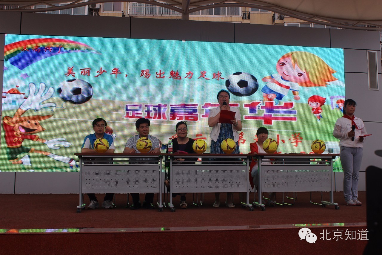 每人一个专属足球，西班牙外教上课，这所学校的足球运动逆天啦！