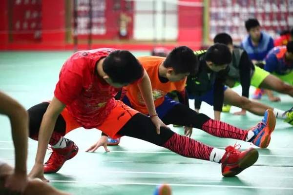 高温踢球注意什么,冬天足球踢球注意事项