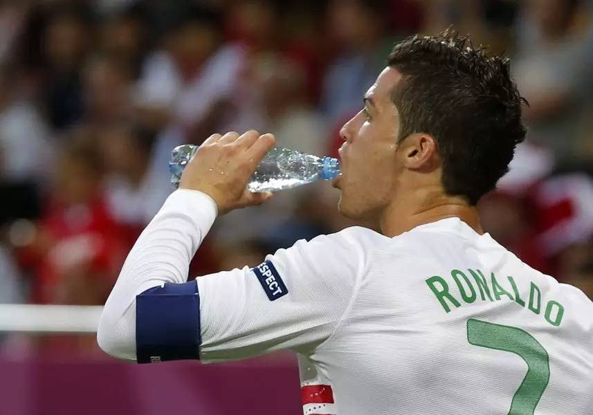 冬天踢球热身多久,冬季踢球好处多但这几点要牢记