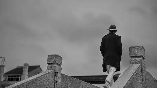 水没有故事，故而郑重其事