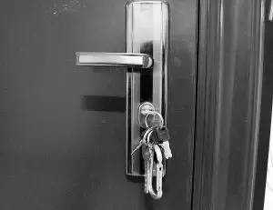 注意防范防盗门被撬,撬开锁头小窍门