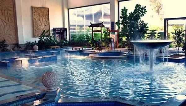 天冷了泡个温泉挺舒服,天冷了泡温泉放松一下心情