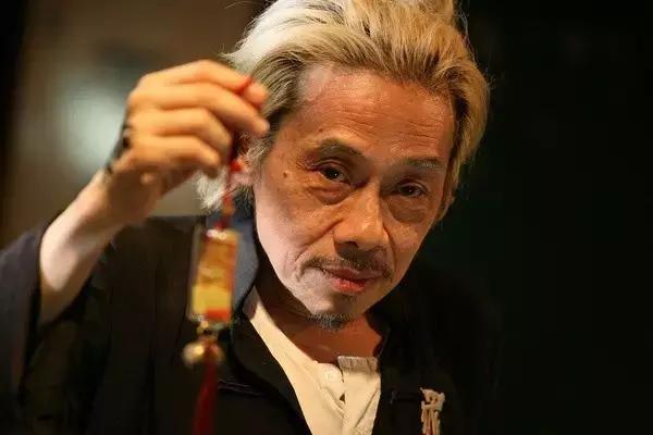 年少成名，新艺城七怪之一，枪法如神的罗宾探长