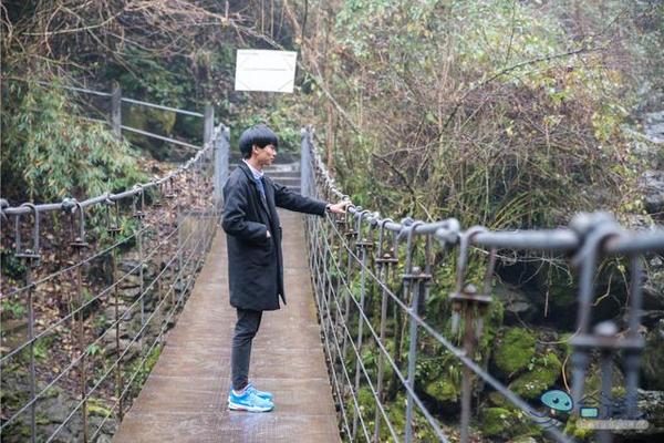 戏猴、爬山、观瀑布，那就跟我去卧龙谷！