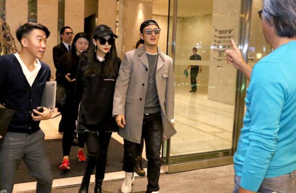 angelababy穿露脐装现身机场,angelababy出席活动穿粉红高跟鞋