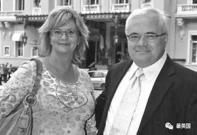 新婚夫妻卖黄金事件,新婚夫妻花8万元