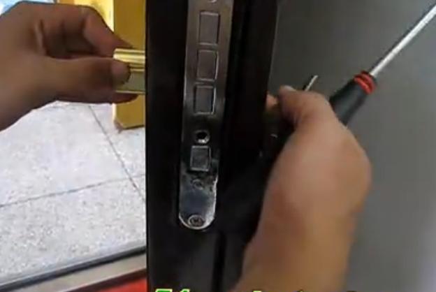 更换老式王力防盗门锁芯的方法,防盗门更换锁芯价格一般多少