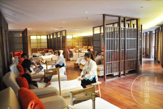 泡温泉是对冬天最起码的尊重！韵航推荐半月山温泉之旅