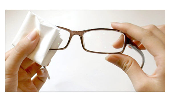 眼镜刮花了怎么修复简单方法,眼镜刮花怎么消除划痕需要多少钱