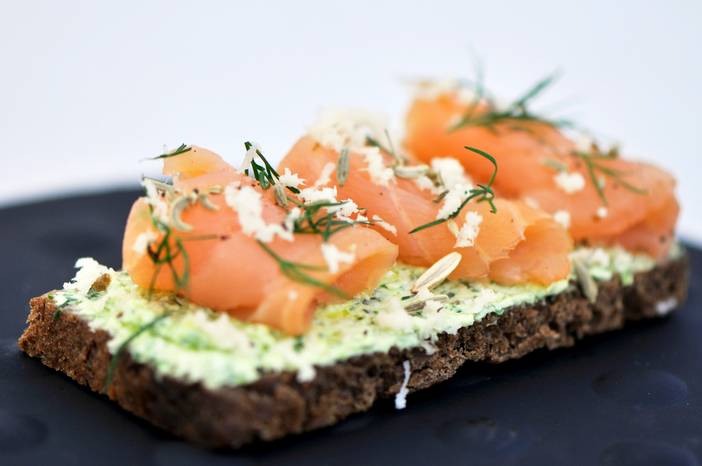 麻烦给我一份厚切三文鱼,再来一杯清酒!