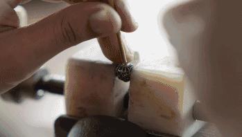 新婚夫妻卖黄金事件,新婚夫妻花8万元