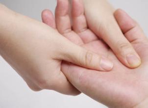 冬季干燥,如何对付指甲倒刺、干燥和脱皮