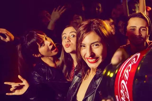 可口可乐“自拍瓶”被玩疯!玩转每次营销,大公司也不忘创新!