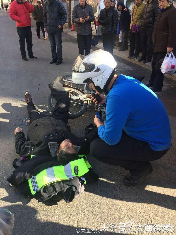 “蓝衣哥”你是谁?大冬天里只穿蓝T为了谁?