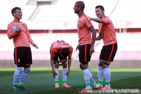 国足一场进了三个乌龙球,国足两场进8球丢1球