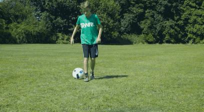 妹子出现时，老司机教你用踢球技术实力把妹