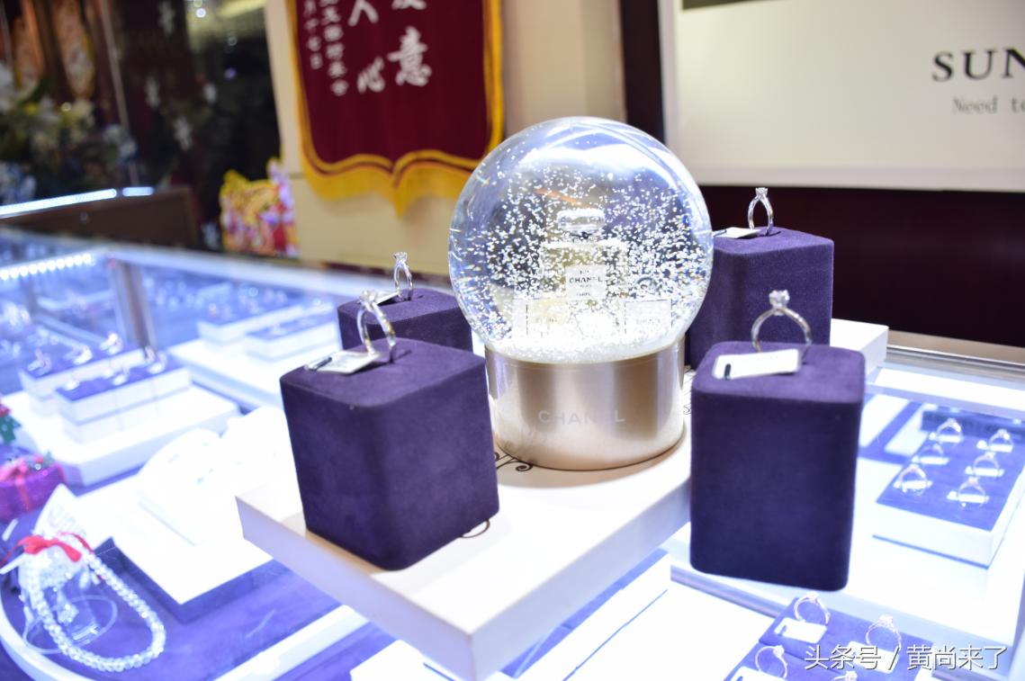 马上圣诞，老婆的礼物也不能拖着，于是尚韵珠宝成为了最佳选择！