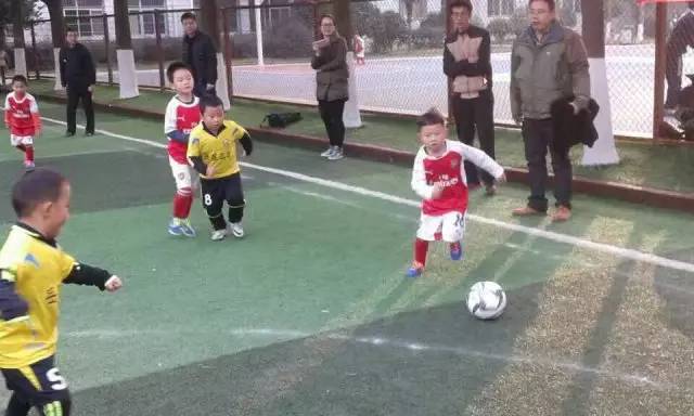 女孩踢足球必须出去参赛吗,女孩子踢足球初学