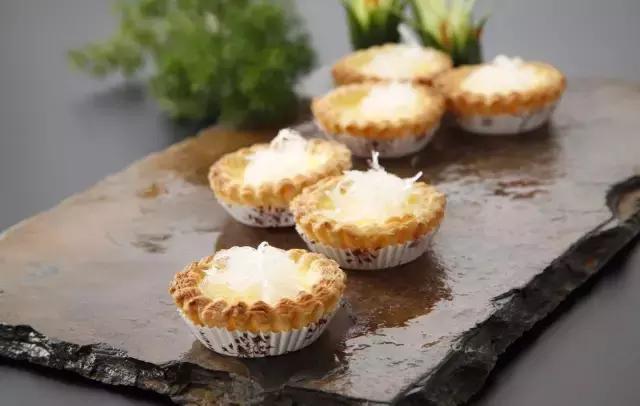 港式蛋挞和葡式蛋挞做蛋黄酥 (葡式蛋挞和港式蛋挞的图片)