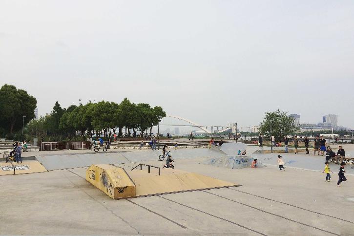 晚上必须耍酷，魔都滑板场地大搜罗！