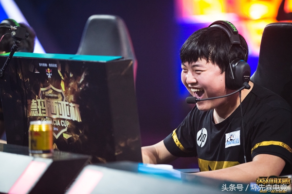 UZI韩服Rank失败，扬言要砸电脑小虎在身后瑟瑟发抖