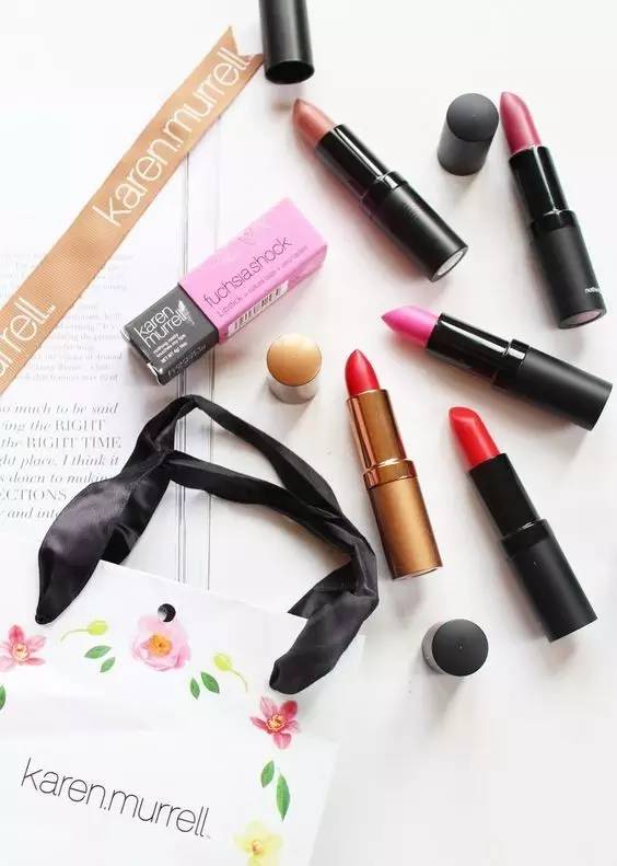 一年服下那么多唇膏,老板麻烦给我来根能吃的!