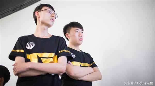 UZI韩服Rank失败，扬言要砸电脑小虎在身后瑟瑟发抖