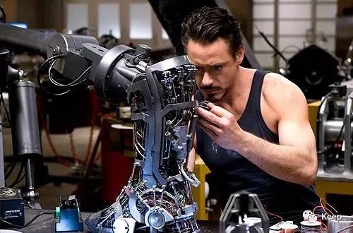 为了这些“C*杯罩**”，超级英雄们足足练了50年