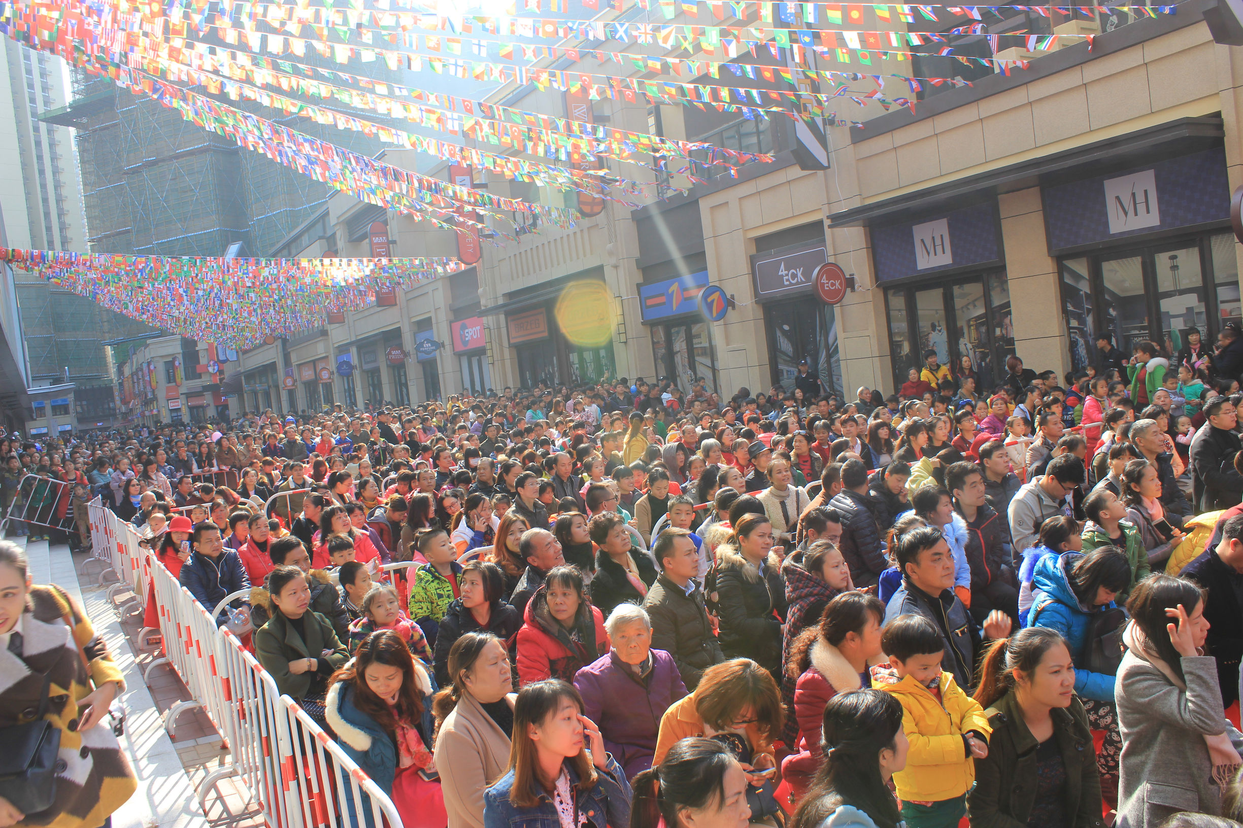 万人空巷！明星、美食、豪车，塞满柳南万达金街