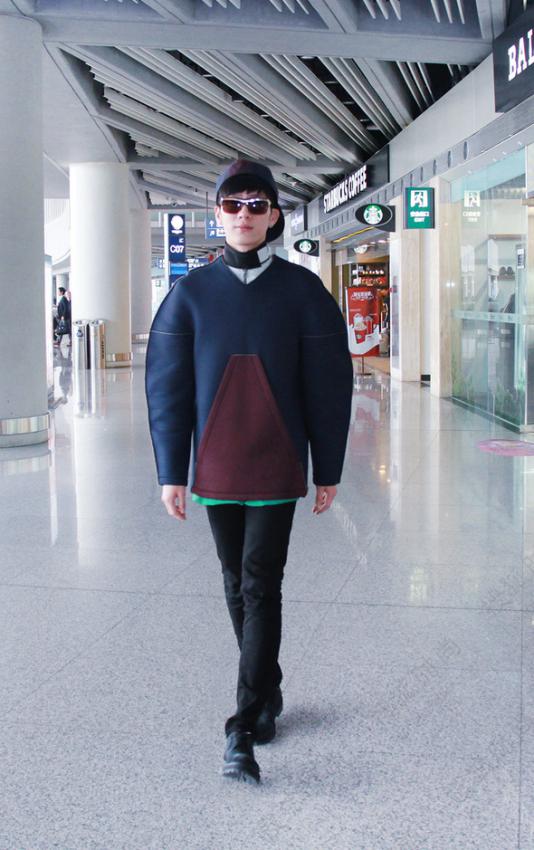 井柏然随性自然,井柏然帅气走步