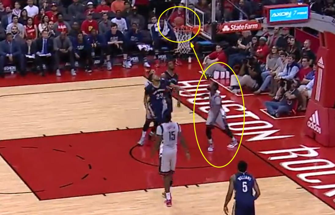 黑贝好萌！个矮捞不着球，只能从篮筐下面捅回去了