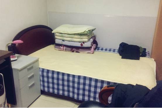 浙传图书馆方大爷要暂别我们了!考研的同学特意买了花为他送行