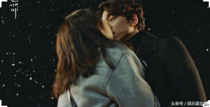 《鬼怪》吻戏：恩卓无法拔出金信的剑，猝不及防地来了个唯美之吻